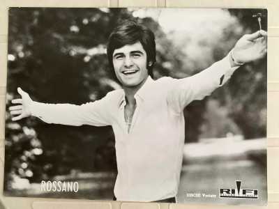 Una scia positiva che continu� con il contratto con la Variety, la casa discografica milanese sorella minore della nota etichetta Ri-Fi, fondata da Giovanni Battista Ansoldi. Fu quest�ultimo a battezzare Rossano come esecutore di vecchi brani rivisitati in chiave melodico-moderna...